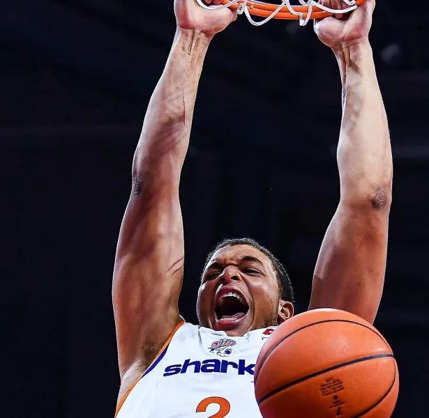 壹号娱乐-首节20分+全场36分！35岁弗格加盟即巅峰，上海捡到CBA最强“定海神针”