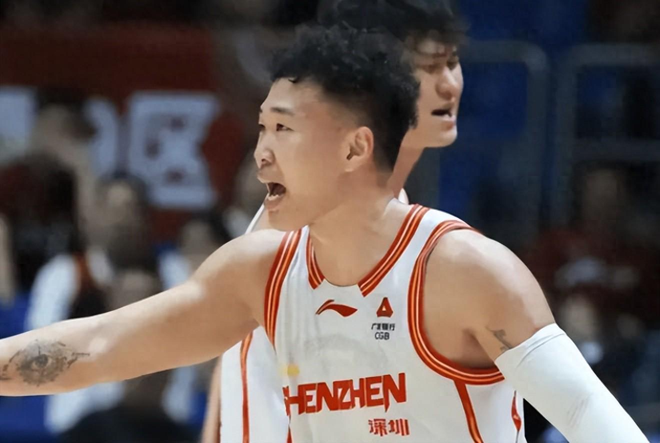 一号娱乐-浙深战争议哨！贺希宁三步上篮走步了吗？两位专家给出相同的解读